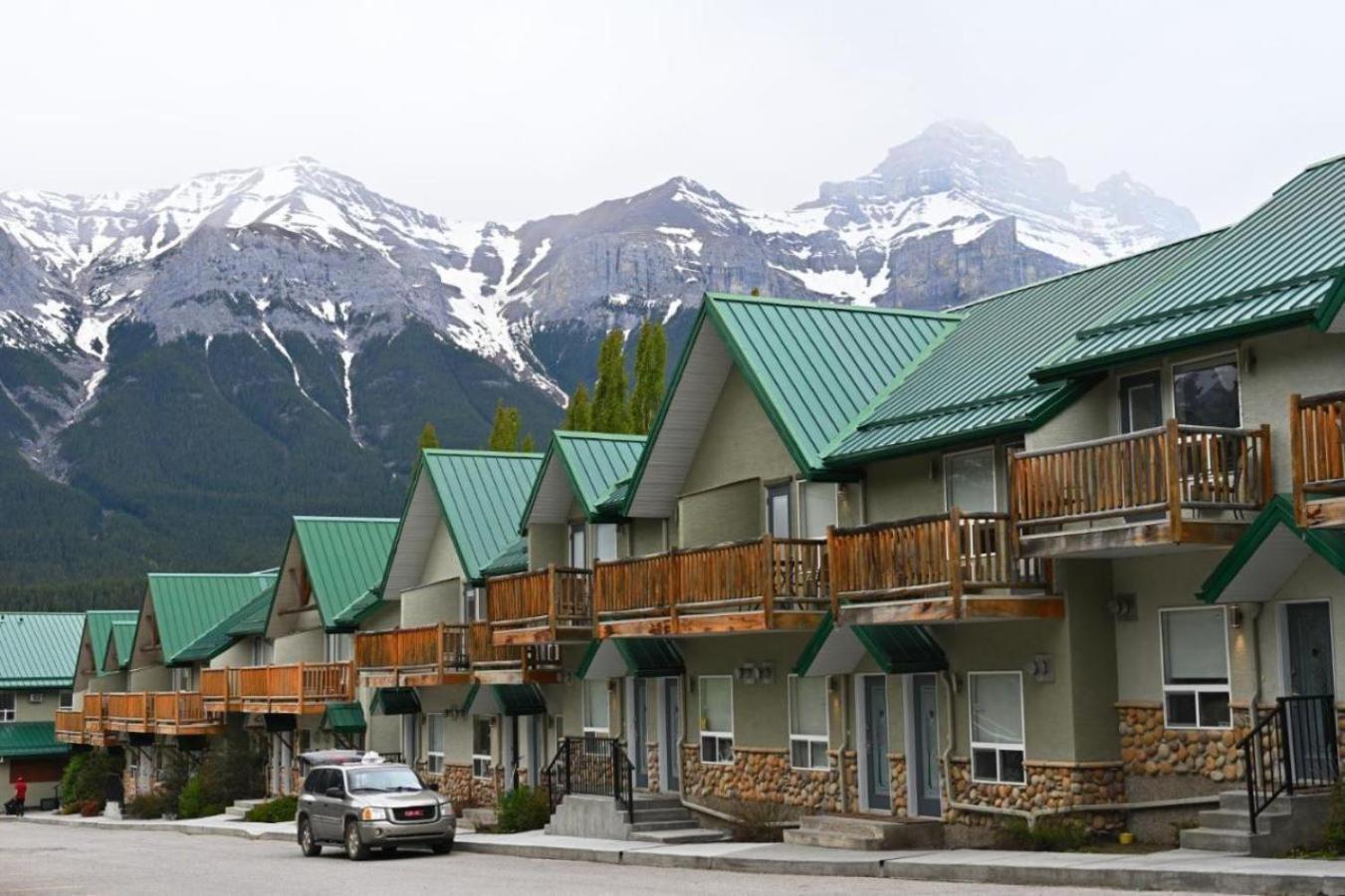 Banff Wood Lodge Канмор Экстерьер фото