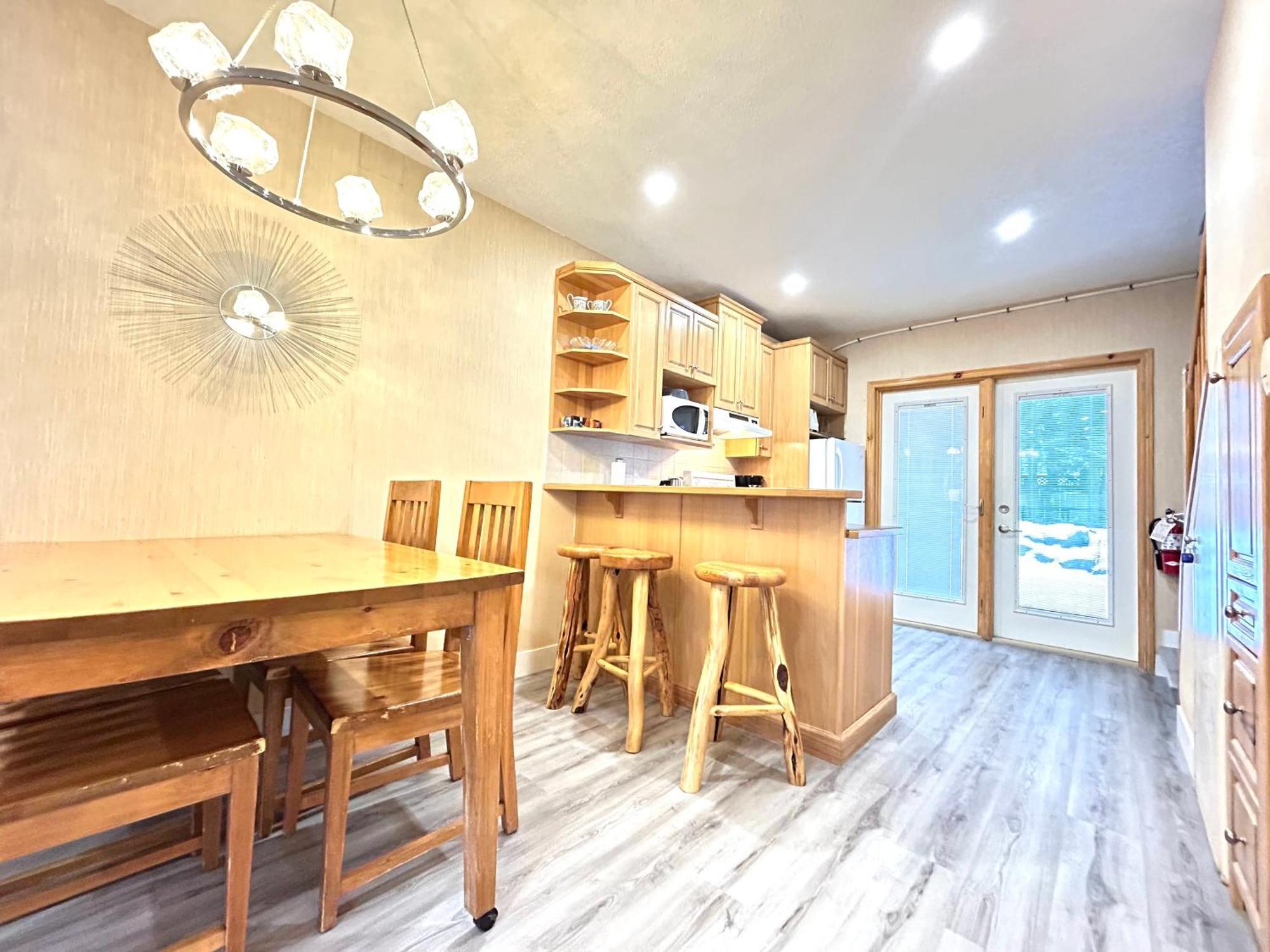 Banff Wood Lodge Канмор Экстерьер фото