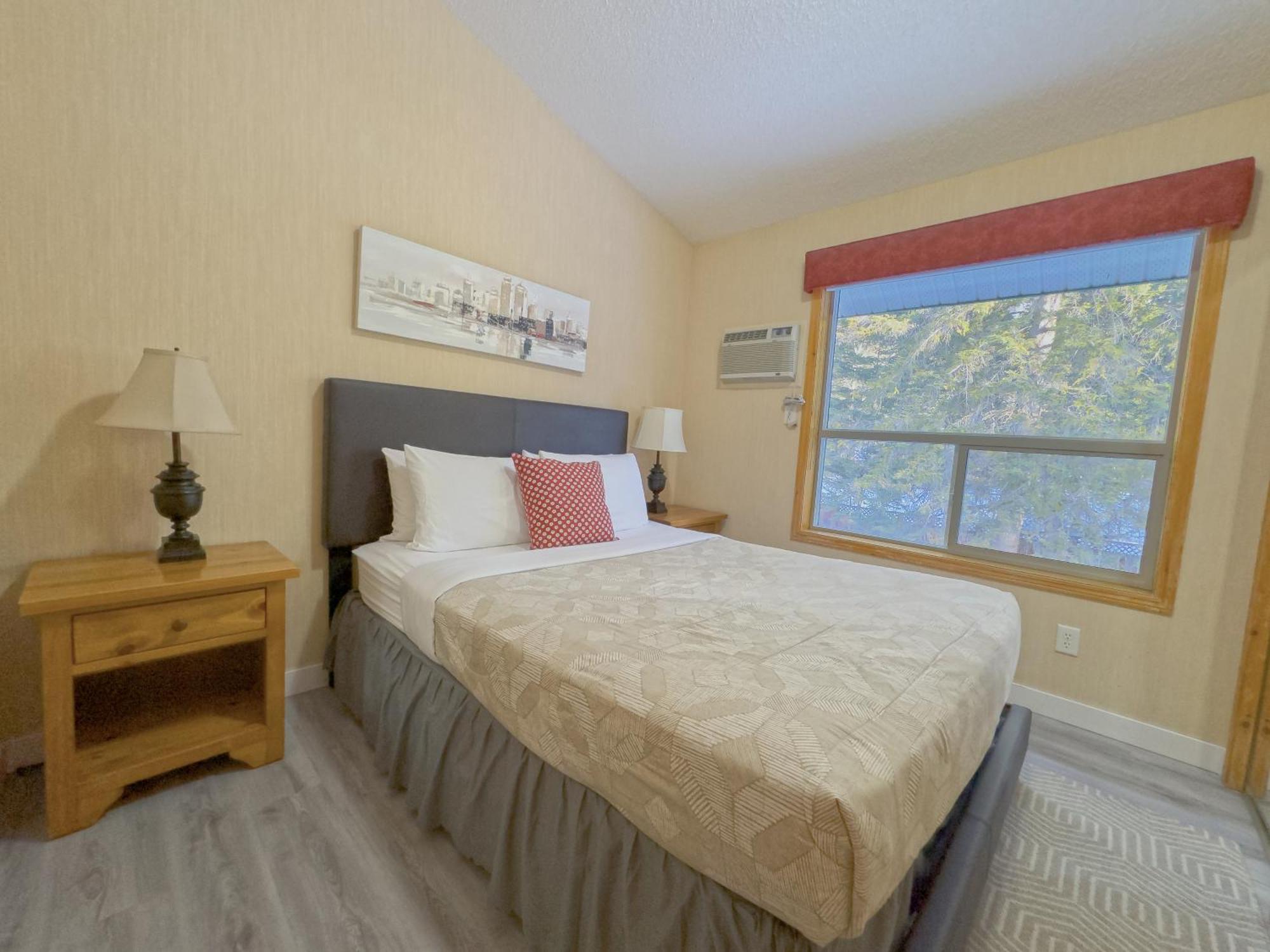 Banff Wood Lodge Канмор Экстерьер фото