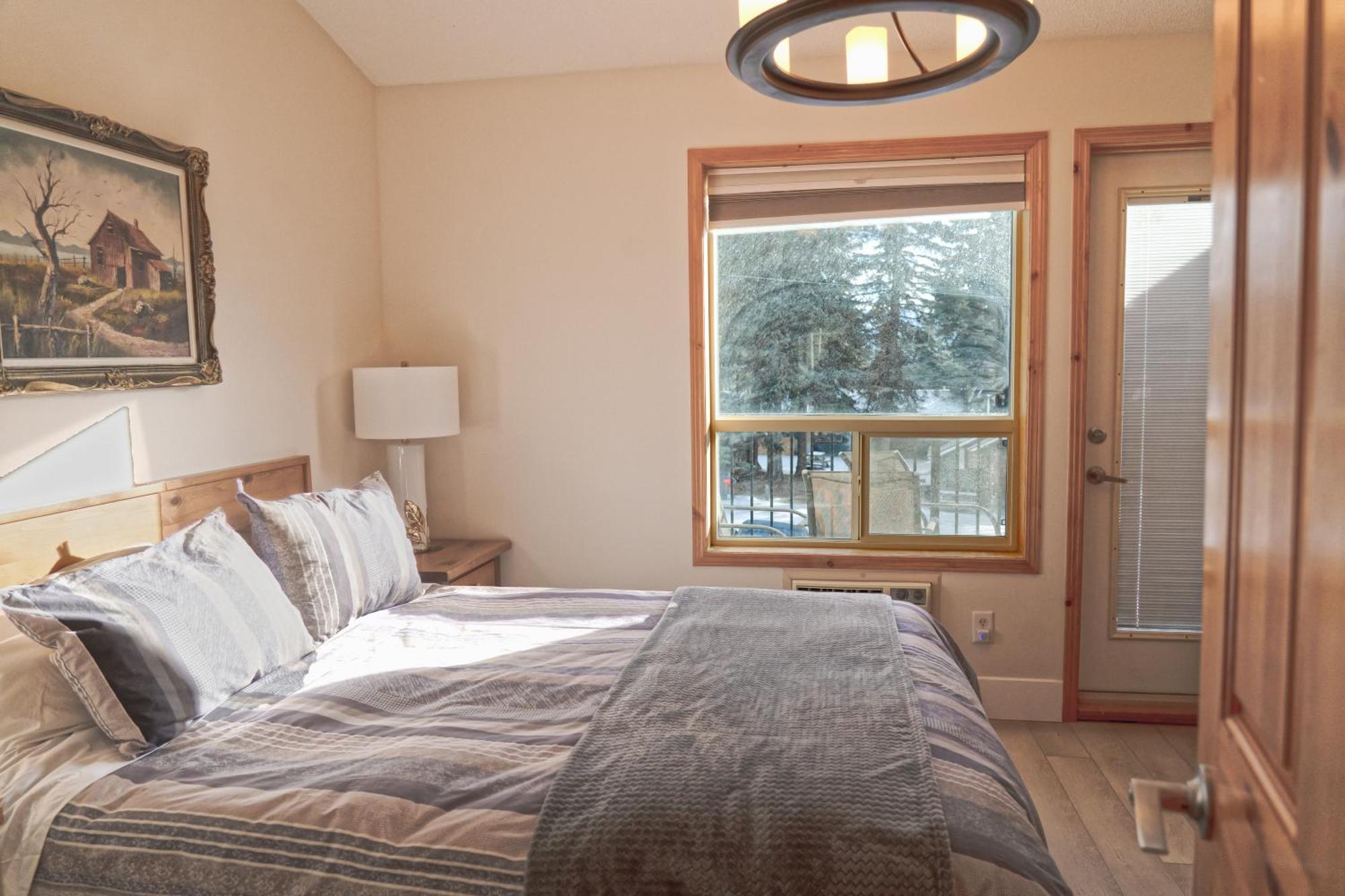 Banff Wood Lodge Канмор Экстерьер фото